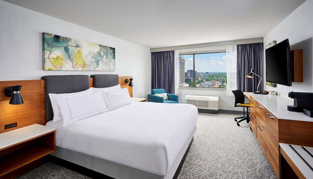 Guest room DoubleTree by Hilton Windsor Hotel & Suites Windsor (519)977-9777