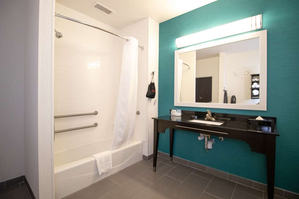 Guest room bath