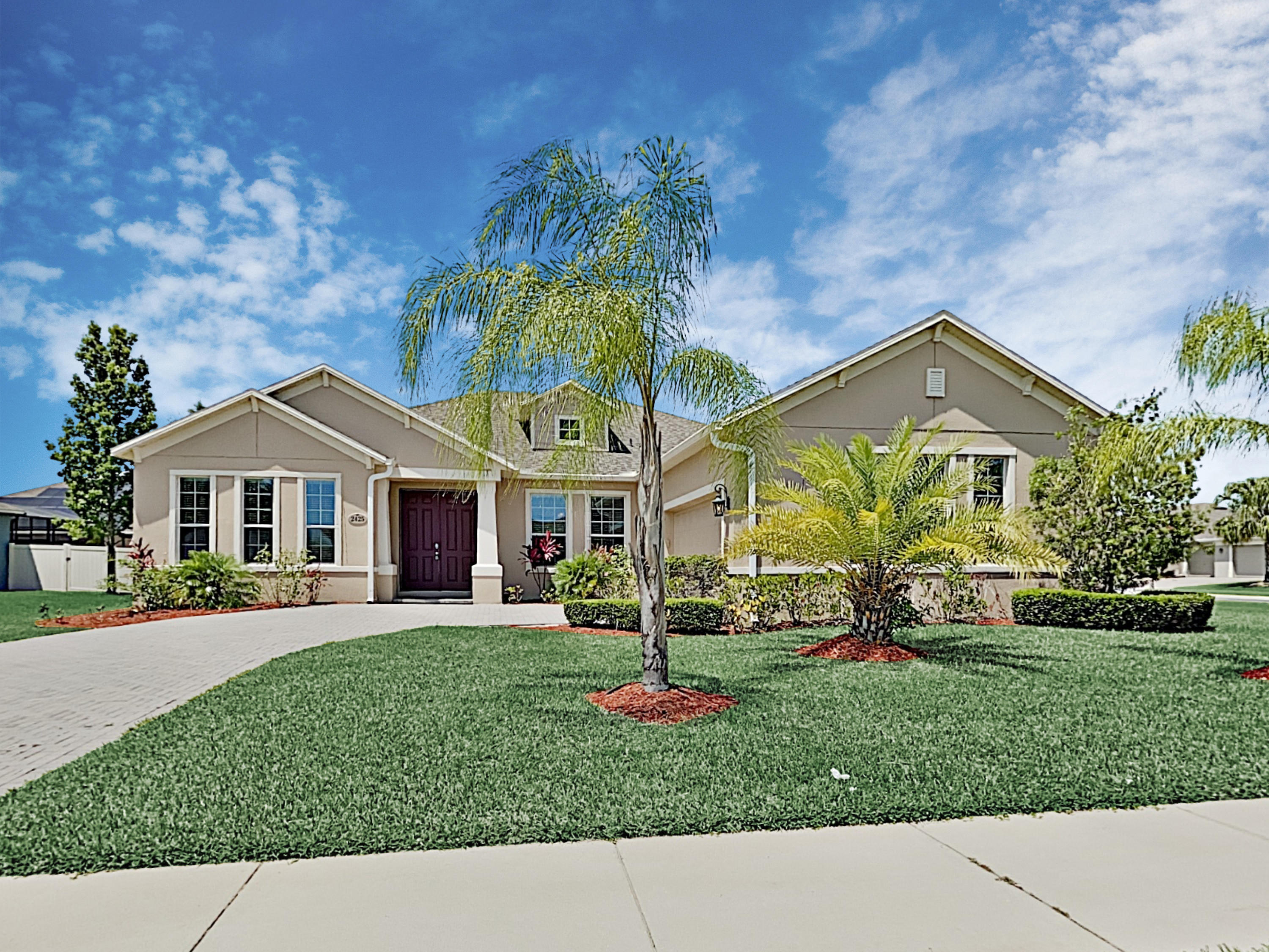 Gorgeous home with long driveway and beautiful landscaping at Invitation Homes Orlando.