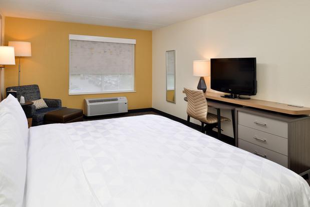 Images Holiday Inn & Suites Overland Park-Conv Ctr, an IHG Hotel