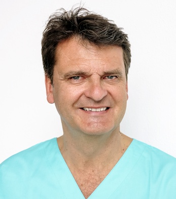 Dr. med. dent. Klaus Schneider Landshut
Schwerpunkt Implantologie und ästhetische Zahnheilkunde
Spezialist für Angstpatienten
