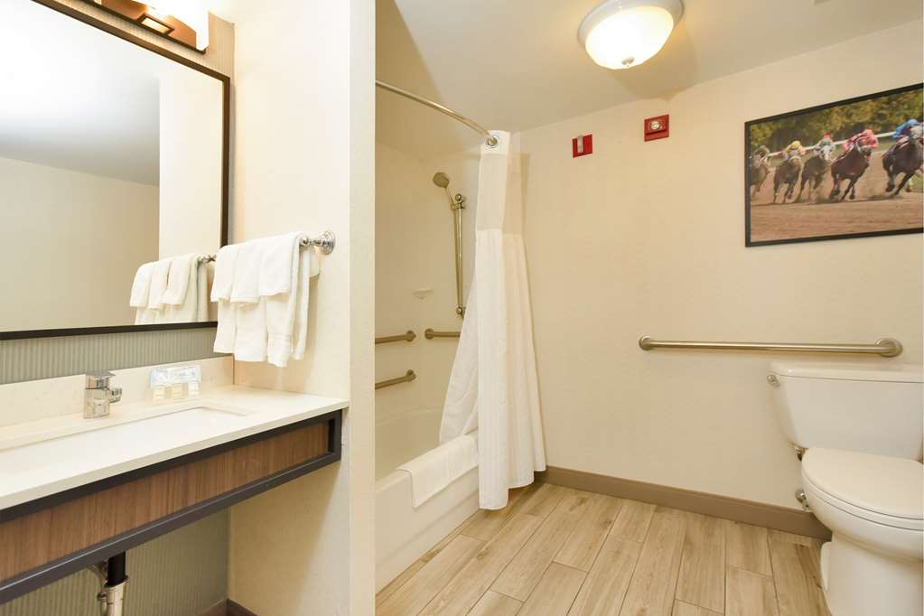 Guest room bath Hilton Garden Inn Saratoga Springs Saratoga Springs (518)587-1500