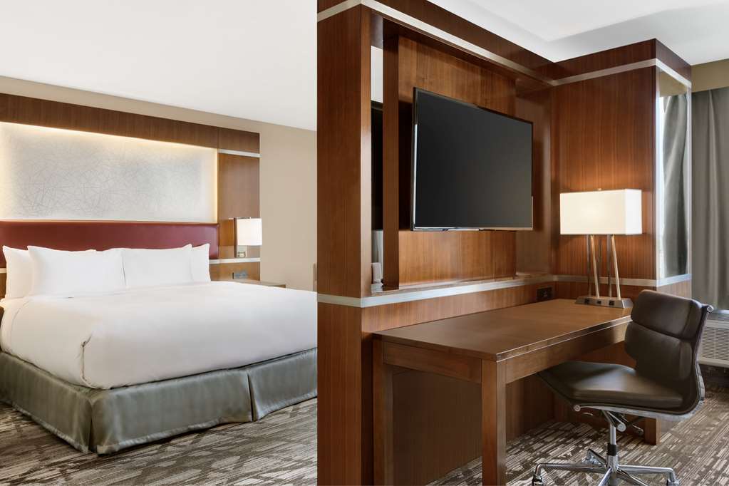 Guest room DoubleTree by Hilton Hotel Toronto Airport West Mississauga (905)624-1144