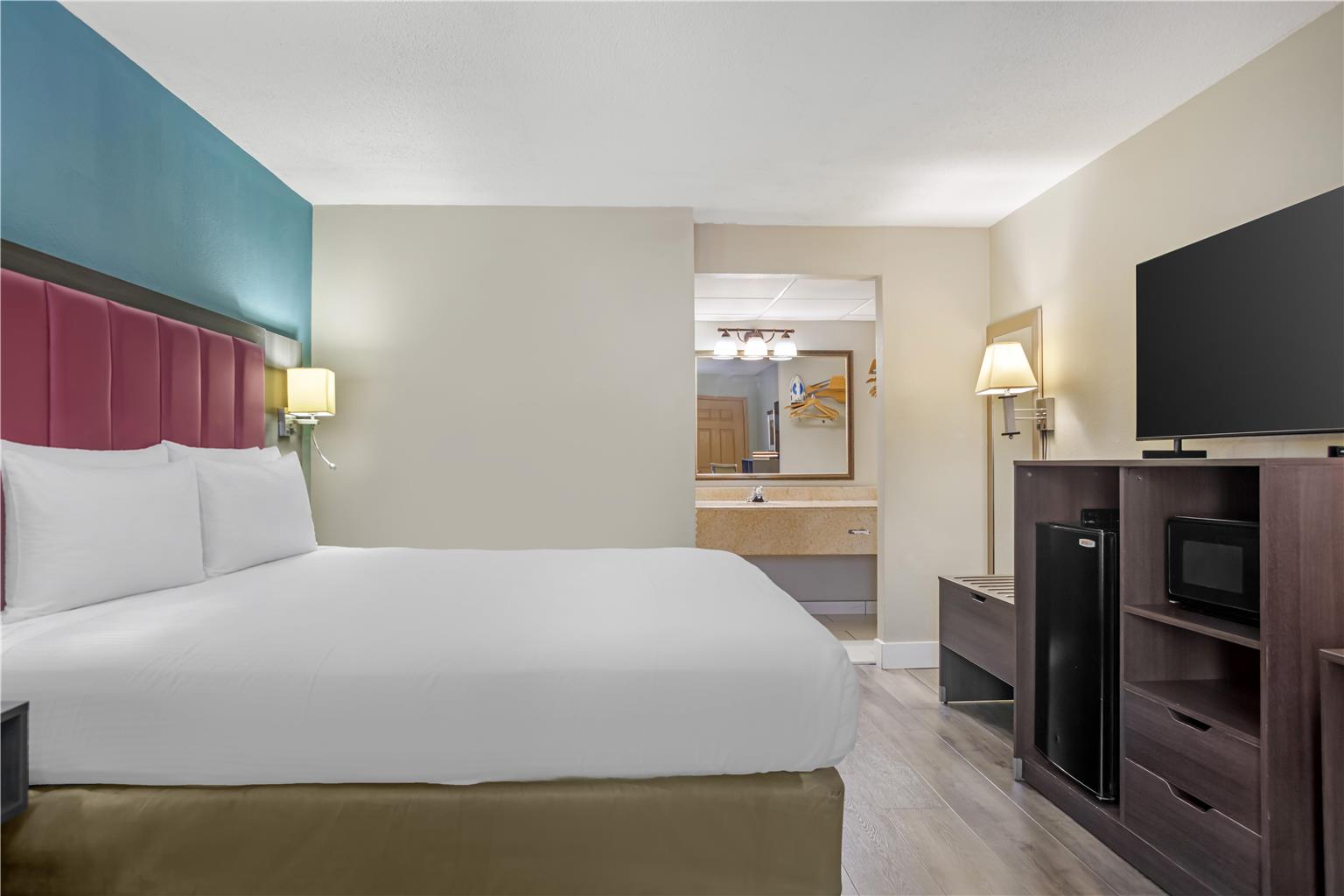 King Bed with Tub