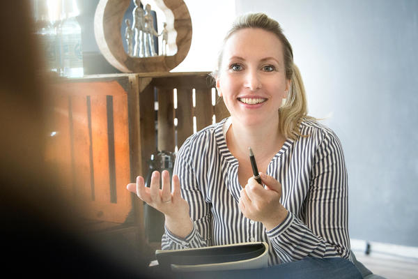Ina von den Lebensidealisten mitten im Termin bei einer Paartherapie, Raum Lebensidealisten in Neumünster