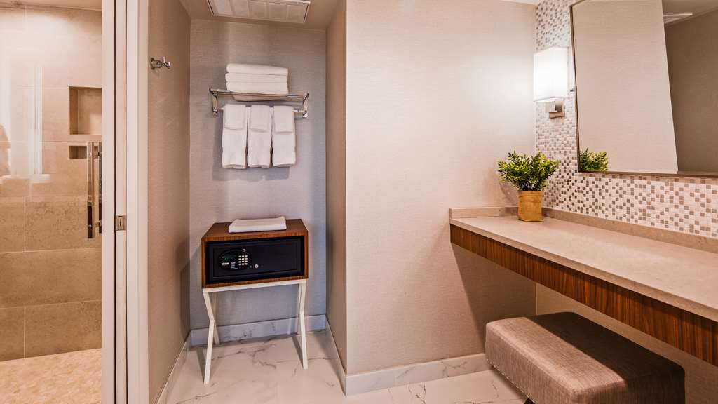 Signature Suite One King Bathroom The Rushmore Hotel & Suites, BW Premier Collection Rapid City (605)348-8300