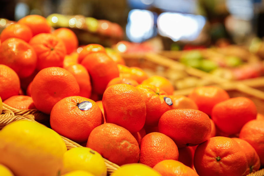 OBST UND GEMÜSE:
Frische und Qualität – wo sonst als in der Obst- und Gemüseabteilung kann man damit punkten: Wir sind sehr stolz auf unsere gesunden Produkte. Mehrmals täglich bekommen wir frische Ware und das bedeutet für unsere Kunden exzellente Qualität!