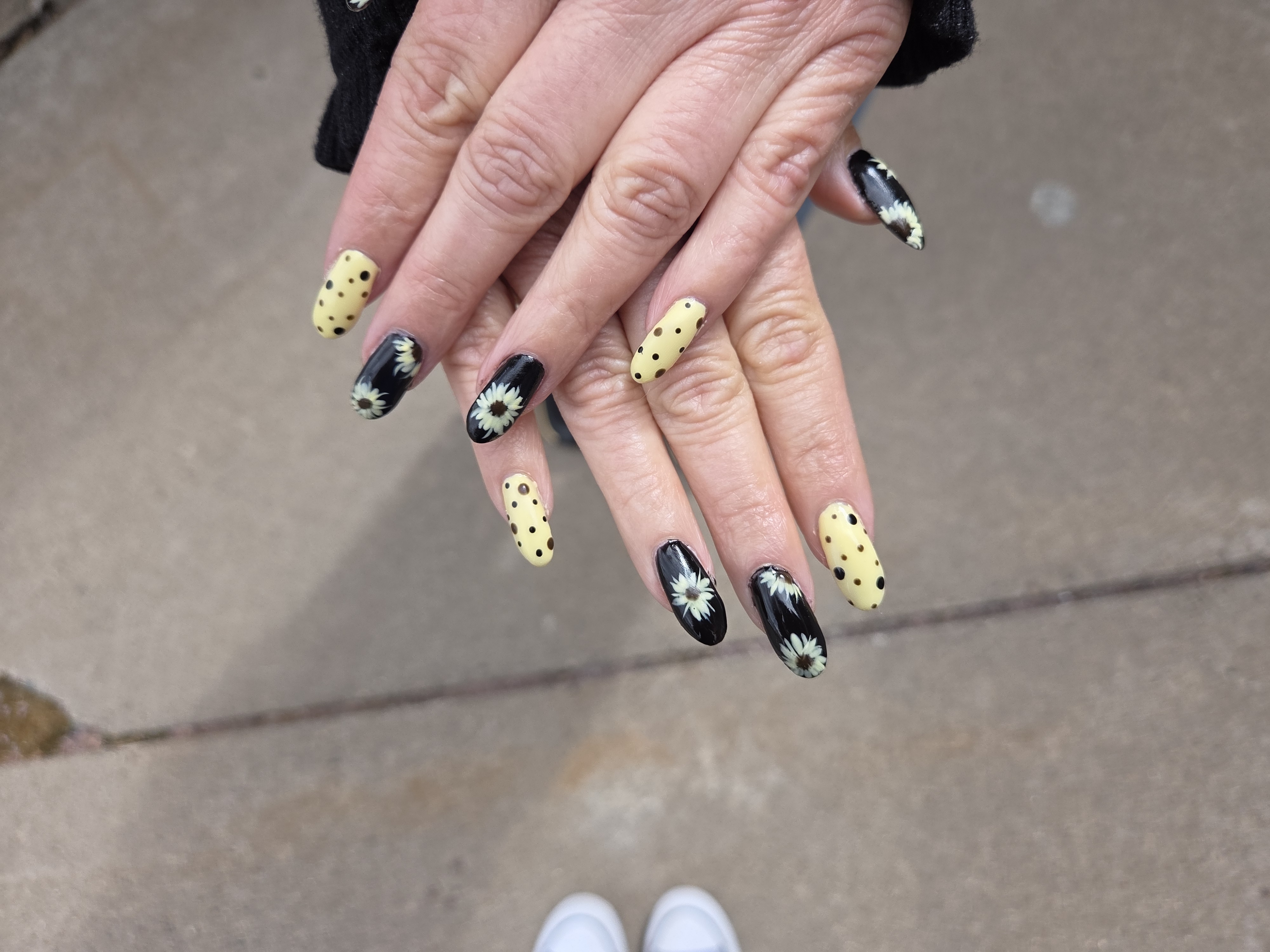 Sunflower Nails- 45 Minute Nail Art
By Alex