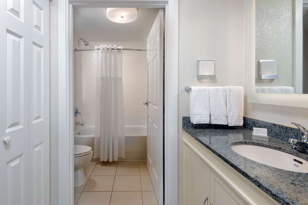 Guest room bath