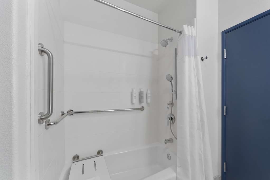 Guest room bath