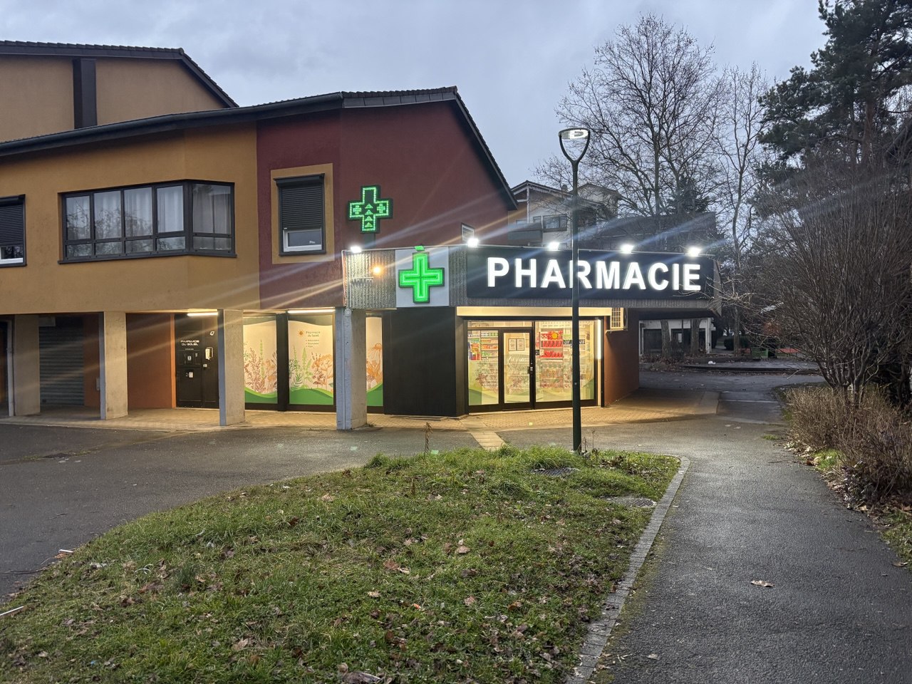 Devanture de la pharmacie avec entrée principale