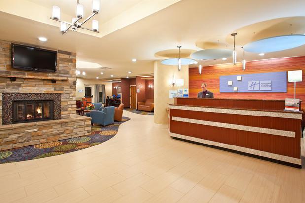 Images Holiday Inn Express & Suites Pittsburgh Airport, an IHG Hotel