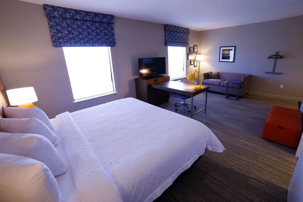 Images Hampton Inn & Suites Forest City