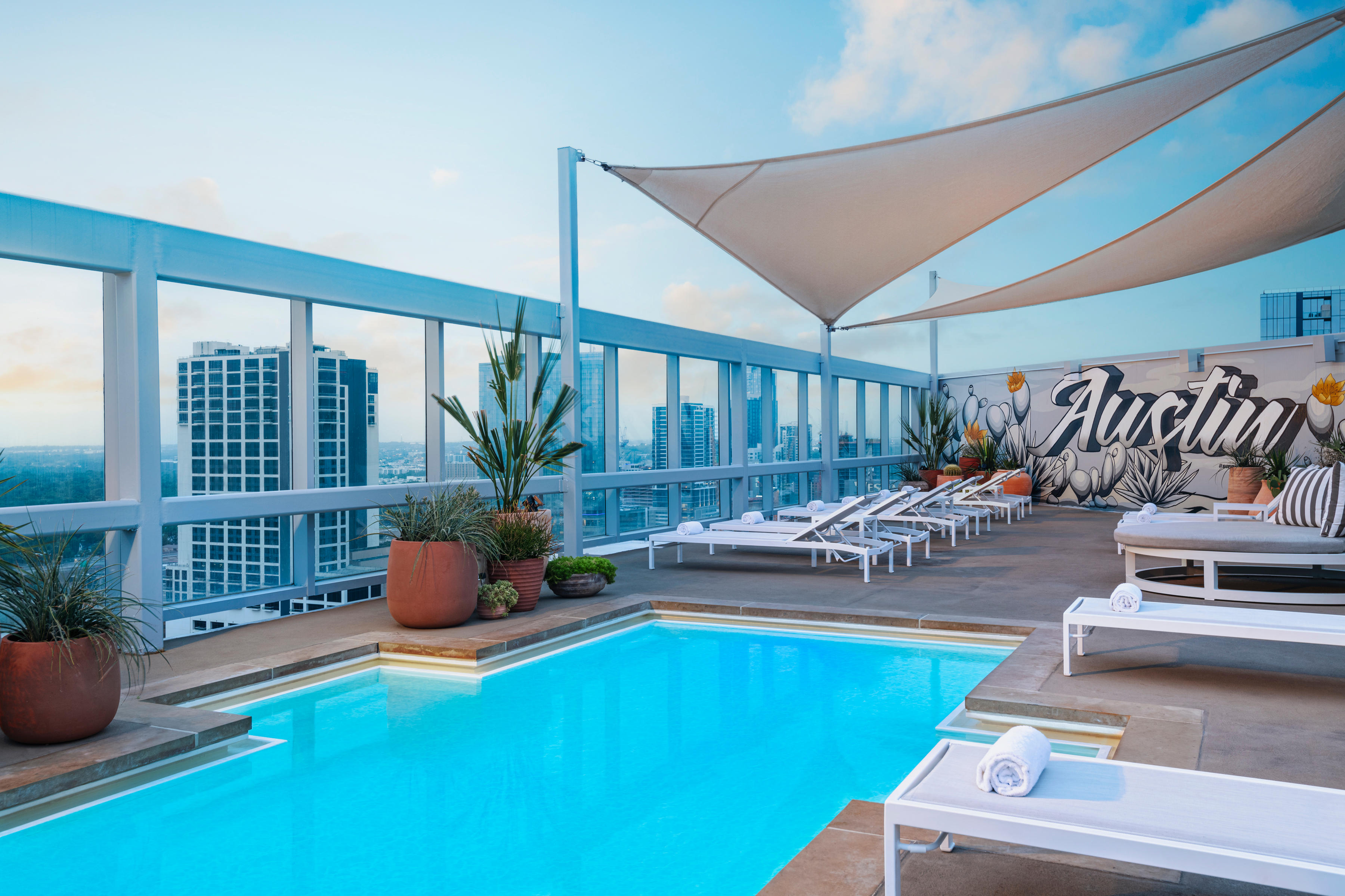 Rooftop pool - Omni Austin Hotel Downtown