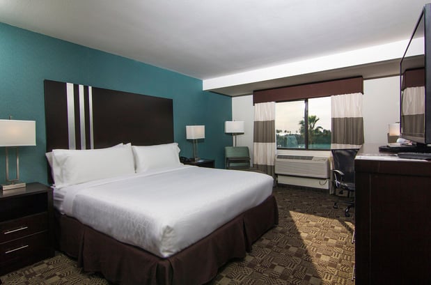 Images Holiday Inn Express & Suites Carlsbad Beach by IHG