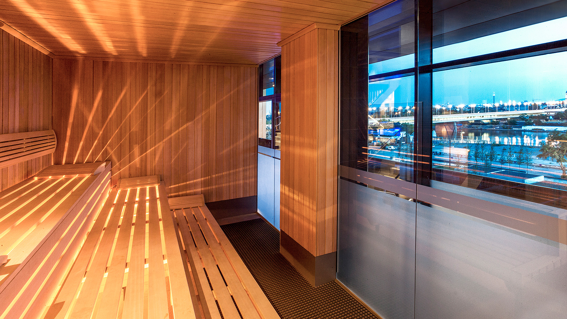 Bild 2 von John Harris Fitness DC Tower