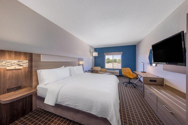 Images Holiday Inn Express & Suites Pittsburg, an IHG Hotel