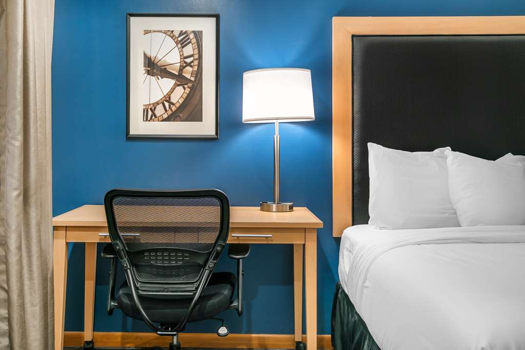 Queen Bed Room