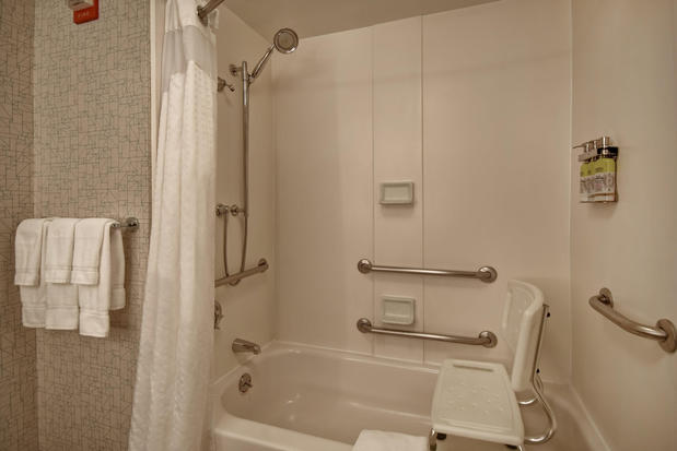 Images Holiday Inn Express Newport North - Middletown, an IHG Hotel