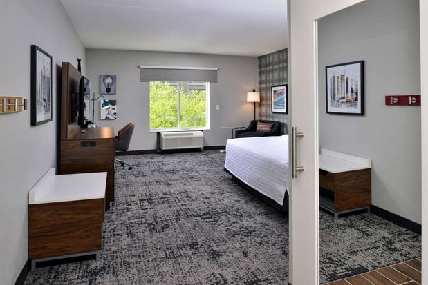 Images Hampton Inn & Suites Greensboro Downtown