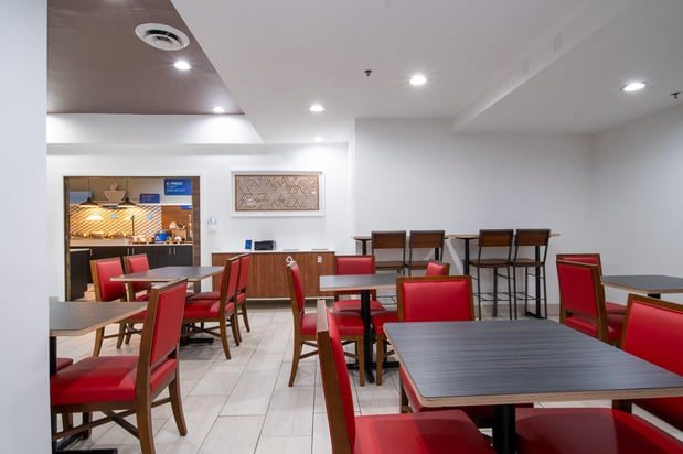 Images Holiday Inn Express & Suites Bedford by IHG