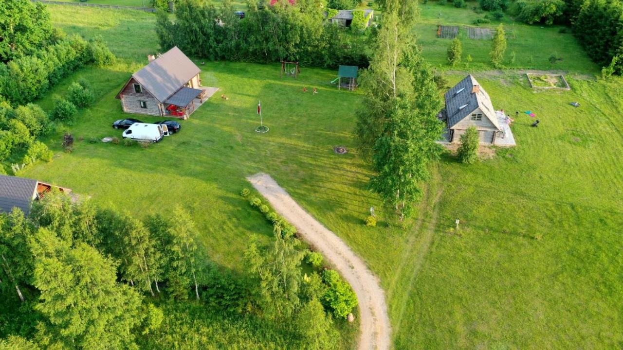 Brīvdienu māja 'Palmas' Jūrkalnē ar mājīgu koka fasādi, zaļu pagalmu un skatu uz dabu, tikai 15 minūšu gājienā no Baltijas jūras.