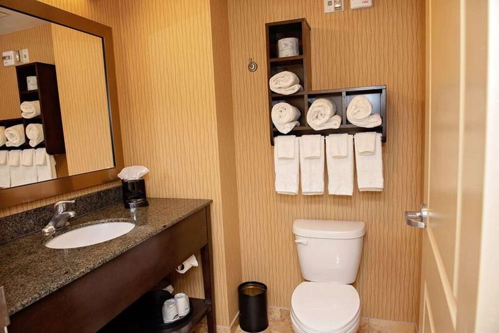 Guest room bath
