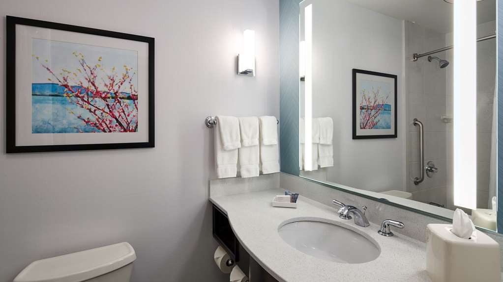 Guest room bath