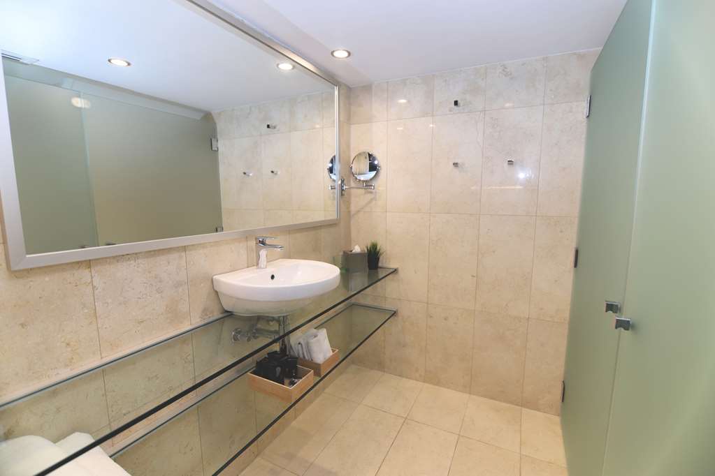 King Apartment Bathroom Best Western Plus Goulburn Goulburn (02) 4821 2422