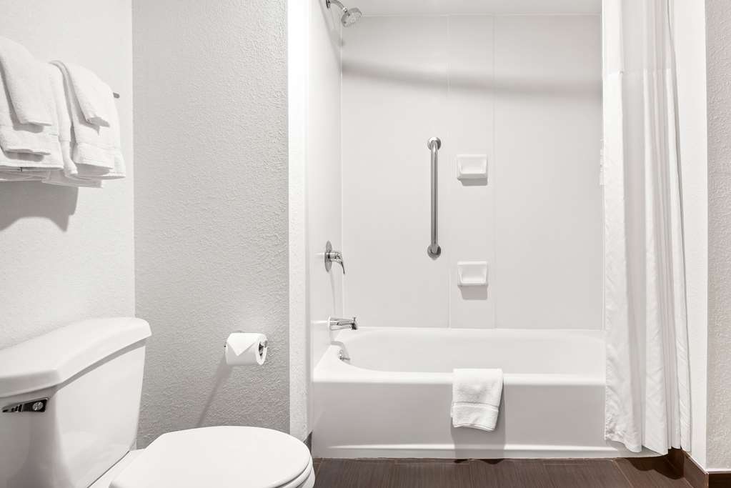 Guest room bath