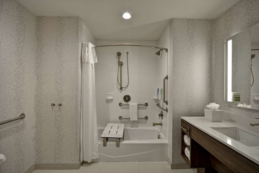 Guest room bath