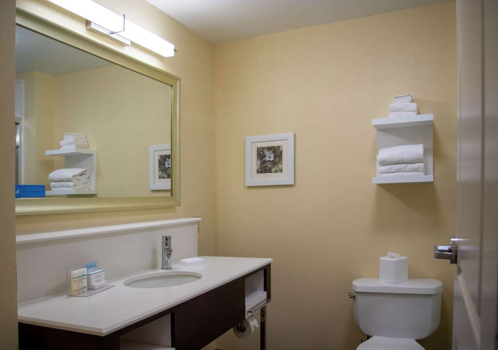 Guest room bath