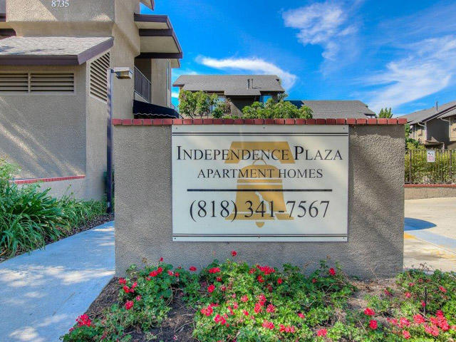 Apartment Community Entrance Independence Plaza Canoga Park (747)239-4784