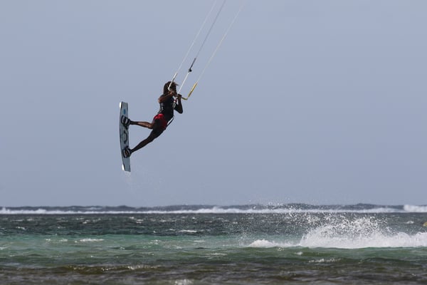 Kitesurfer beim Sprung