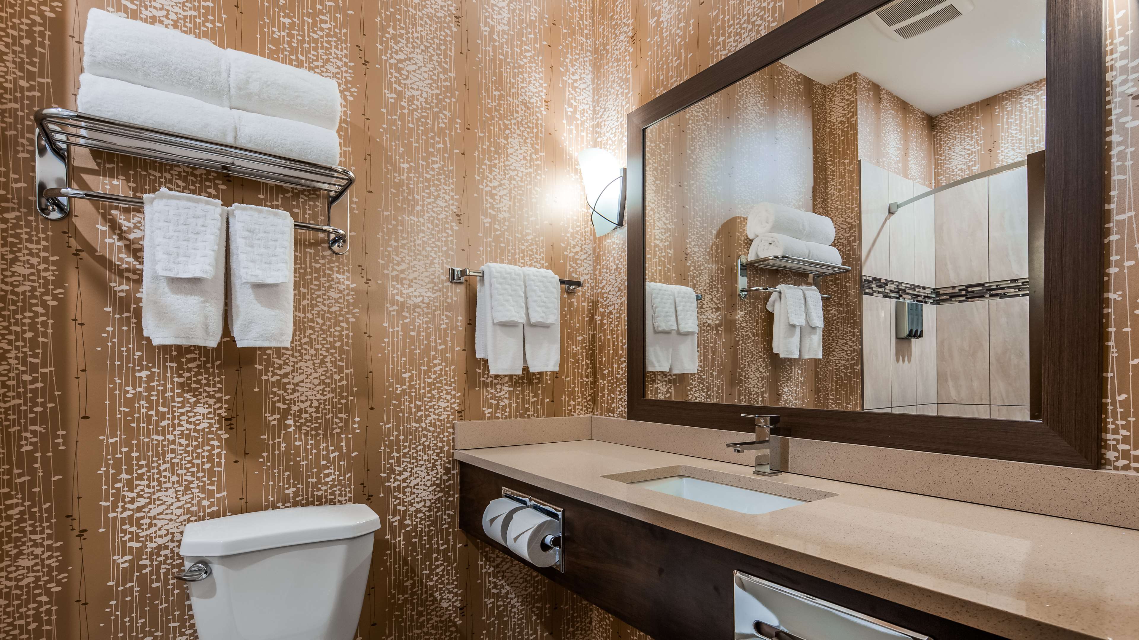 Best Western Plus Kindersley Hotel in Kindersley: Guest Bathroom