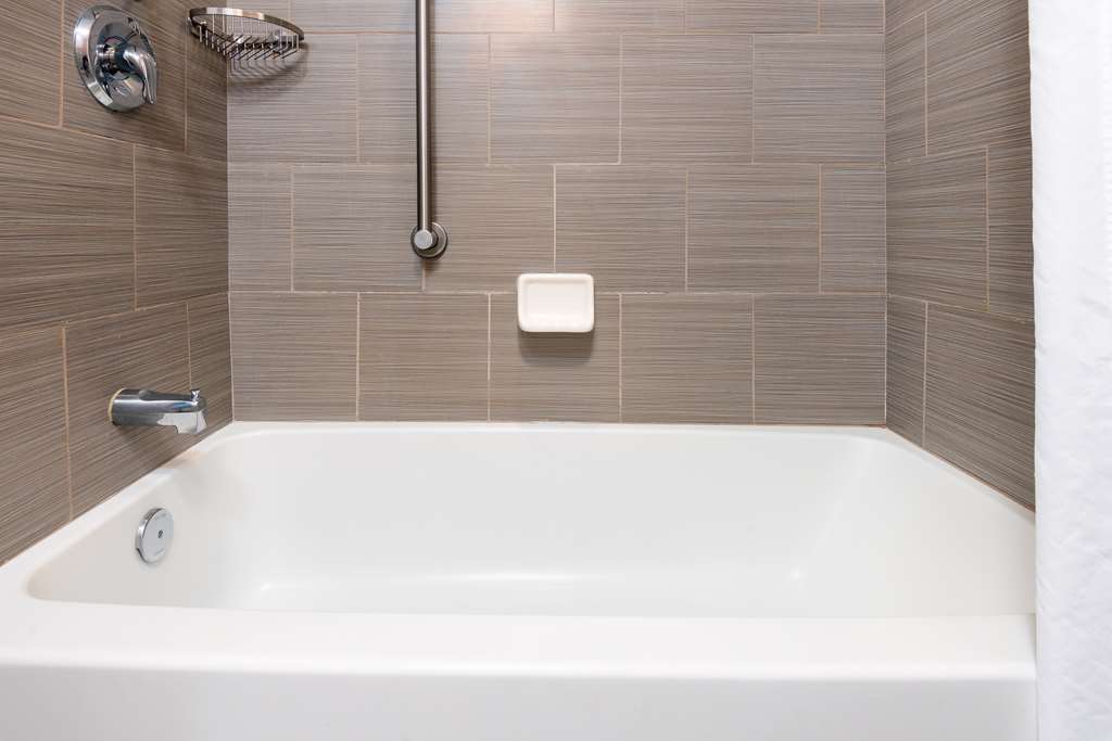 Guest room bath