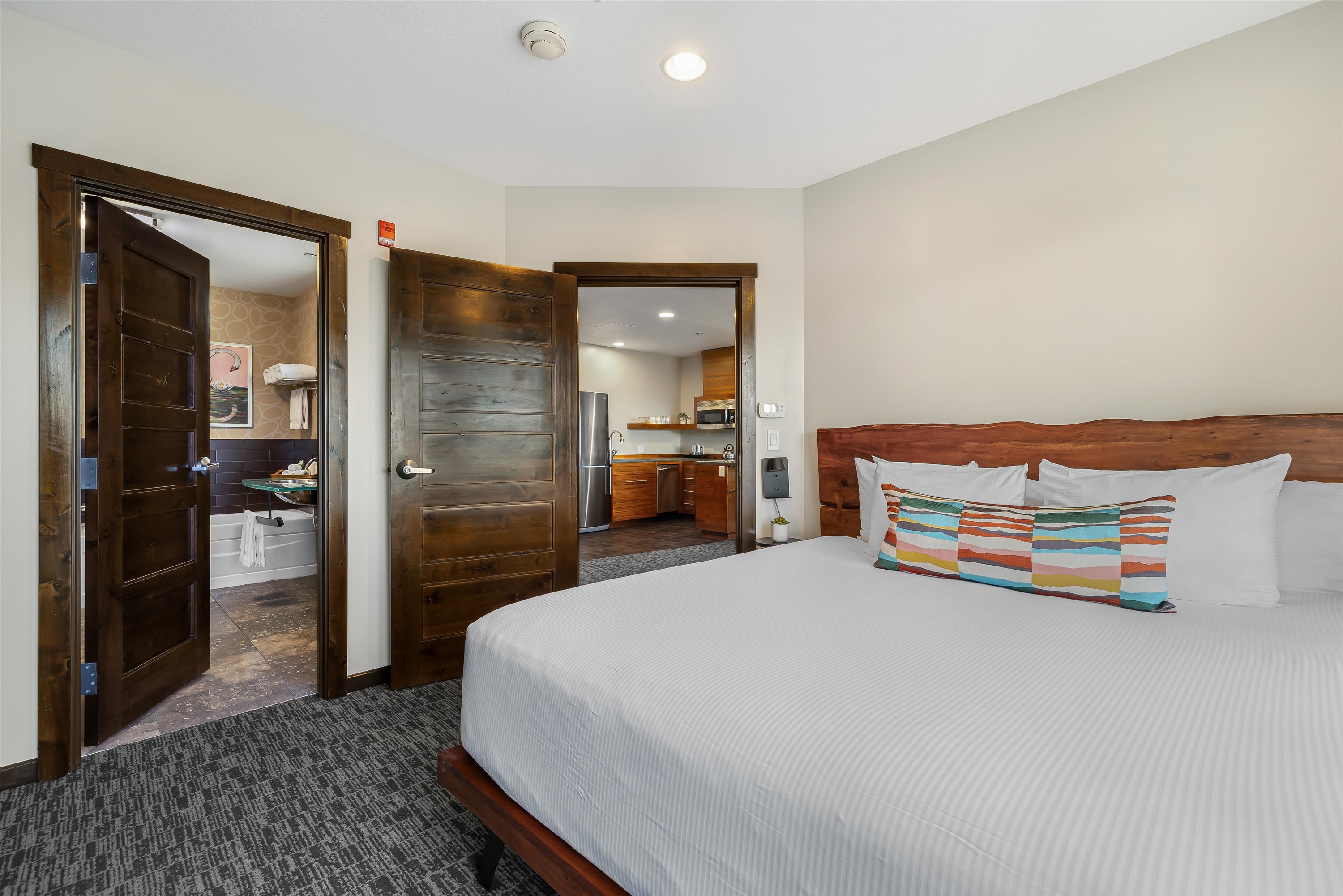 Oxford Hotel Bend is the only nationally recognized boutique four-diamond hotel in Central Oregon. Our upscale accommodations offer an organic fusion of sustainability with luxurious amenities and incomparable service.