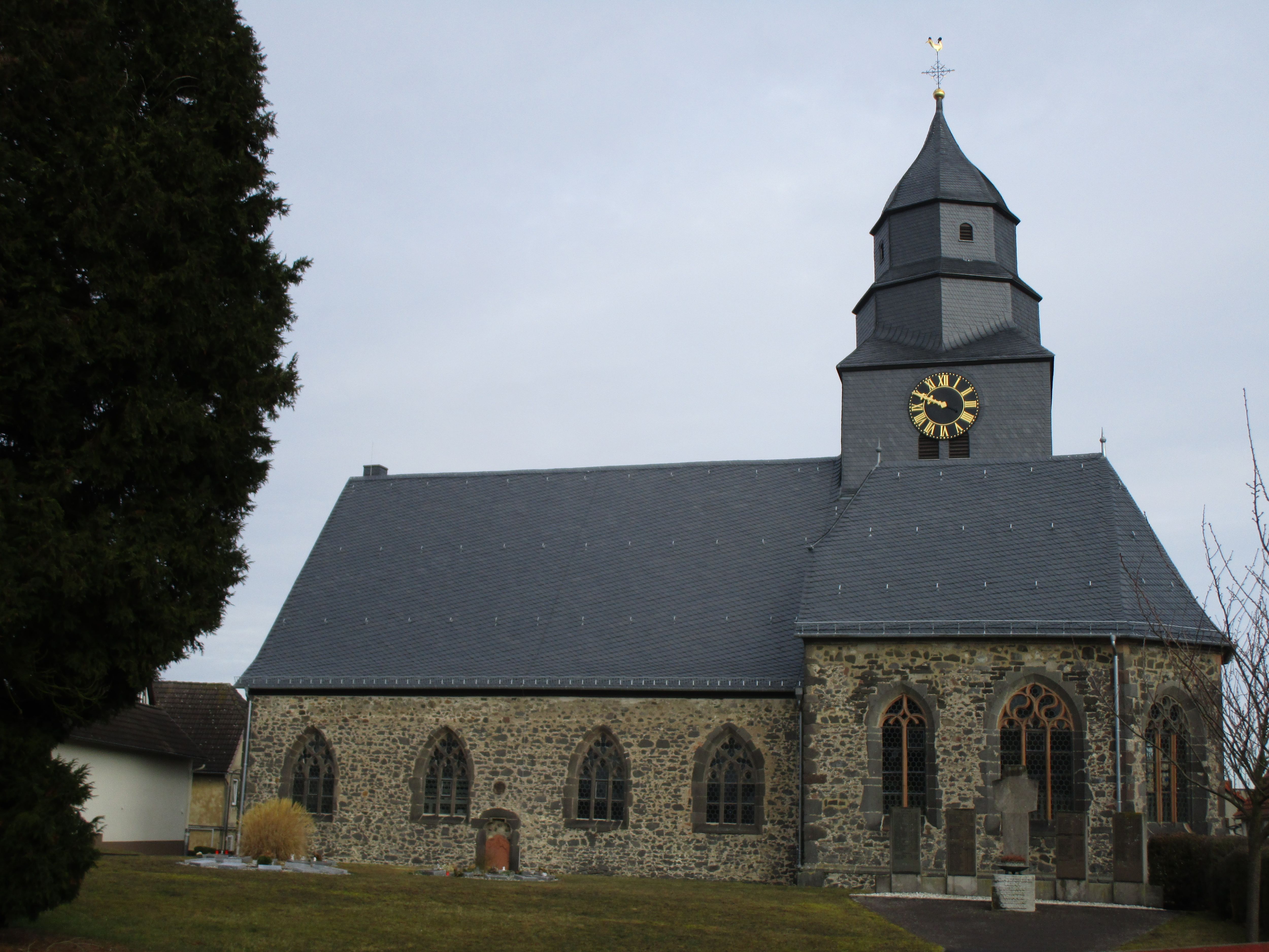 Die Evangelische Kirche in Grüningen, einem Stadtteil von Pohlheim im Landkreis Gießen, geht in ihren ältesten Teilen auf das 12. Jahrhundert zurück. Erstmals ist die Grüninger Kirche im Jahr 1151 nachgewiesen. Zu Beginn des 16. Jahrhunderts wurde das kle