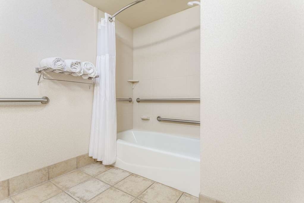 Guest room bath