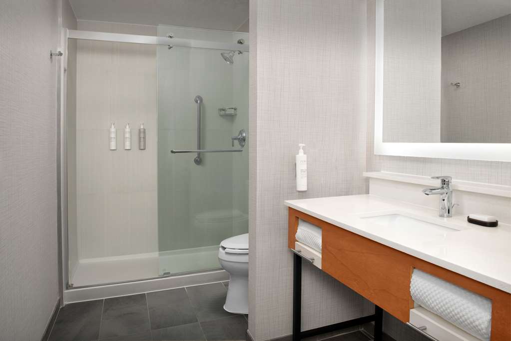 Guest room bath