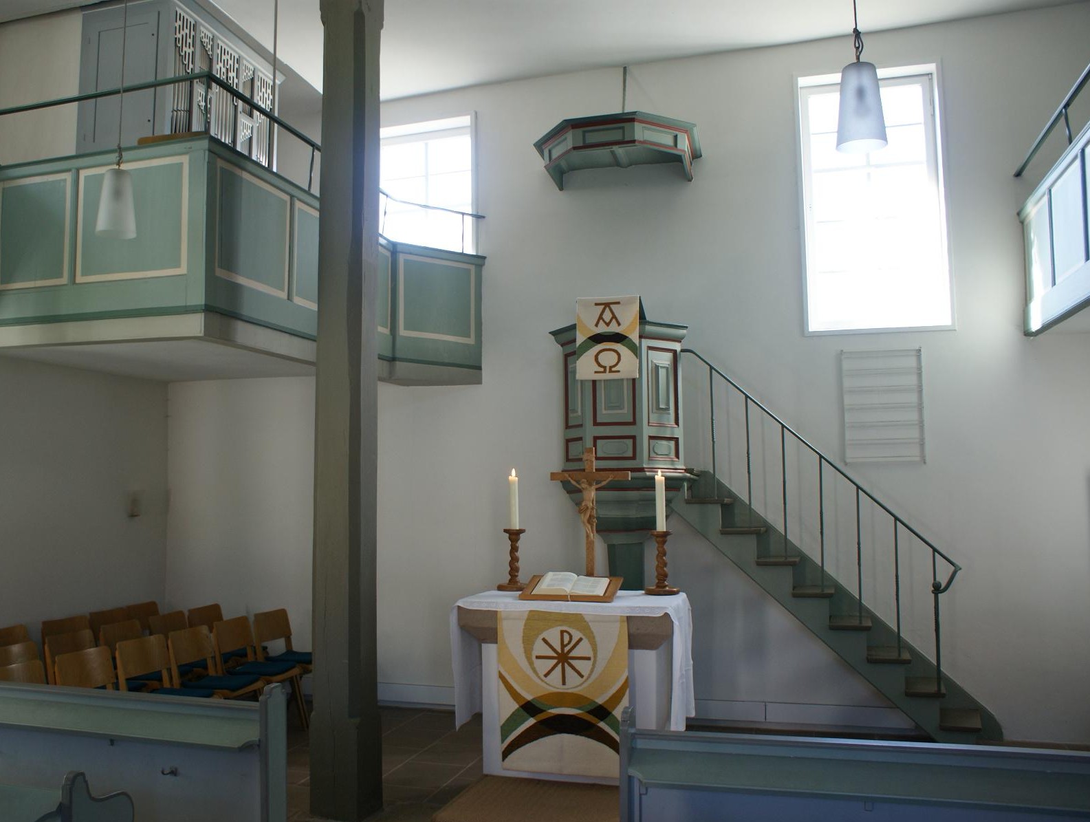 Altar und Kanzel der Evangelischen Kirche Bieben