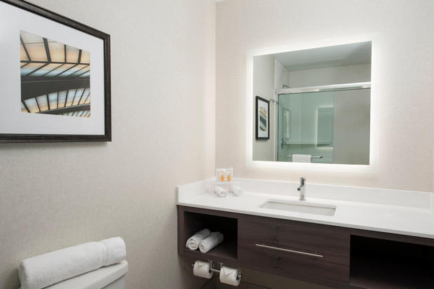 Images Holiday Inn Cleveland Clinic by IHG