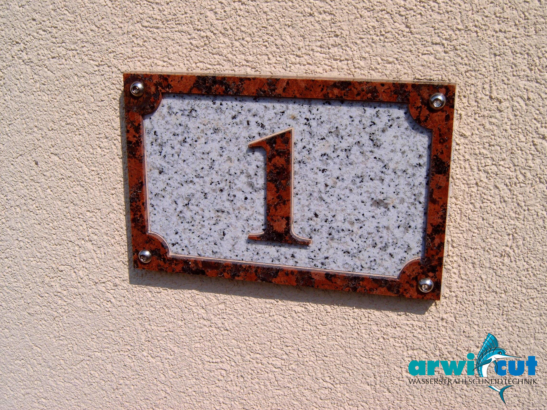 Wasserstrahlschneiden Hausnummer aus Keramik