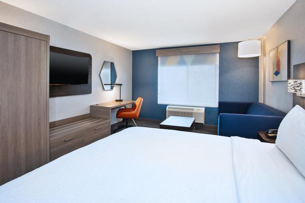 Images Holiday Inn Express & Suites Belleville (Airport Area), an IHG Hotel