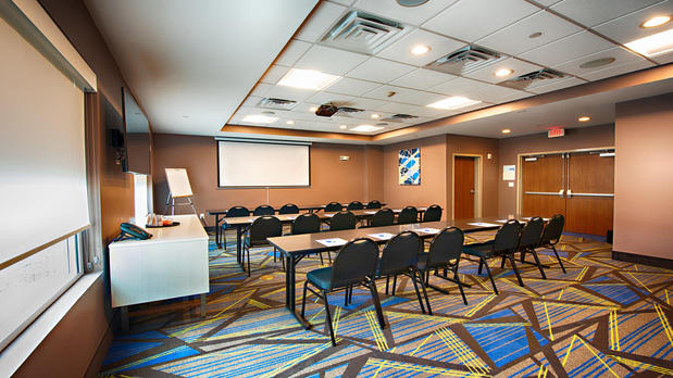Images Holiday Inn Express & Suites Houston SW - Galleria Area by IHG