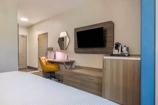Images Holiday Inn Express & Suites Kansas City Airport by IHG