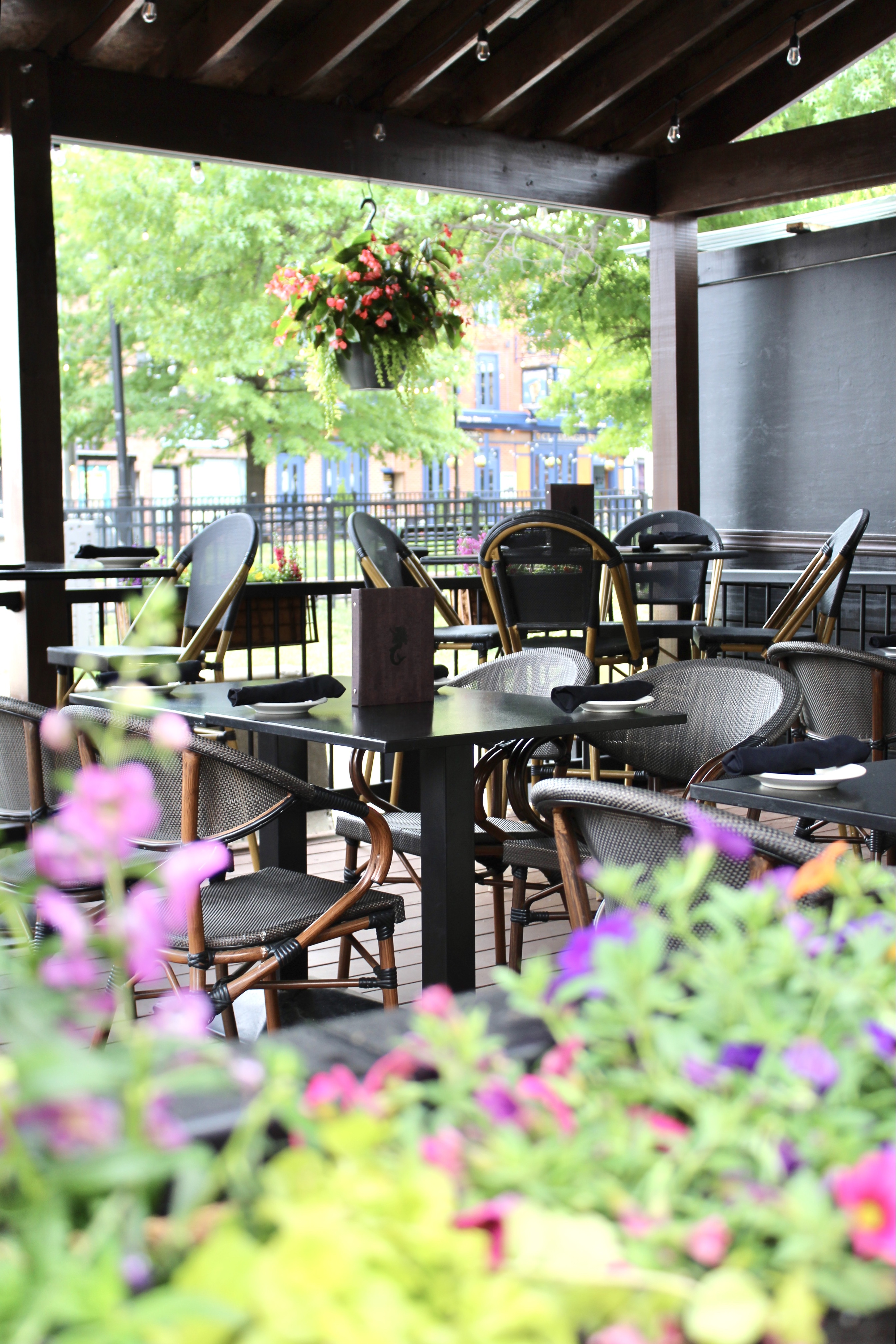 Mama's On The Half Shell Patio outdoor dining area 