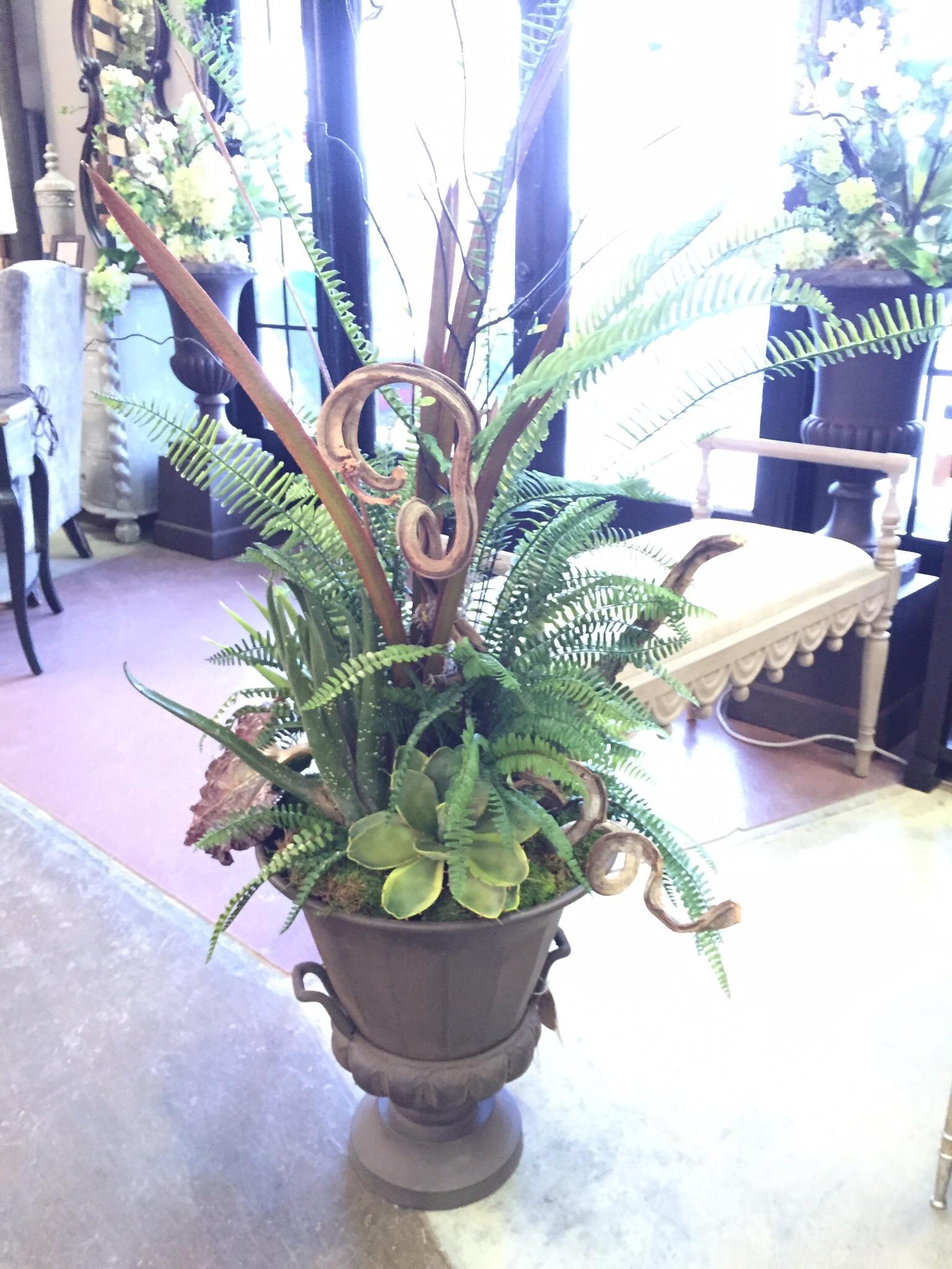 Shelayne's Botanicals & Holiday Decor