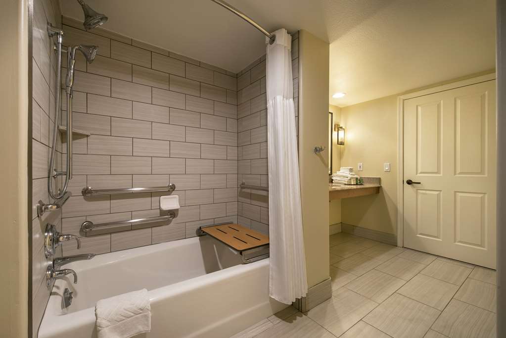 Guest room bath Hilton Sedona Resort at Bell Rock Sedona (928)284-4040