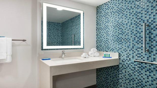 Images Holiday Inn Express Williamsbrg Busch Gardens Area by IHG